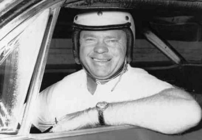 7. Joe Weatherly: Ông vua hề của làng đua NASCAR dự 230 cuộc đua trong 12 năm thi đấu và chiến thắng trong 25 lần, vào top 10 trong 153 lần và 18 lần giành pole. Năm 1964, Weatherly chết khi vẫn còn đang là nhà ĐKVĐ NASCAR khi trong một lúc mất lái, chiếc xe của Weatherly đã đâm mạnh vào tường. Được biết đầu của Weatherly đã trực tiếp va chạm với bức tường và khiến ông tử nạn ngay lập tức.